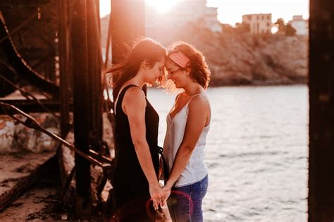 Premium Photo Young Lesbian Couple At Sunset At The Beach
