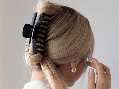 trendy claw clip hairstyles   transform  tresses  minutes ipsy