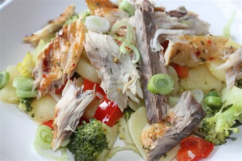 dagen koken en eten salade met gerookte makreel