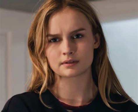 who plays elle in the society olivia dejonge the