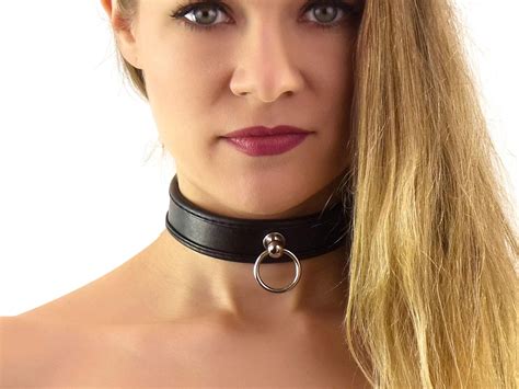 Amazon De Halsfessel Mit Ring Der O Schwarz Rot Slave Halsband Schmal
