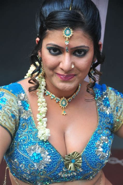 south actress taslima sheik latest hot cleavage and navel
