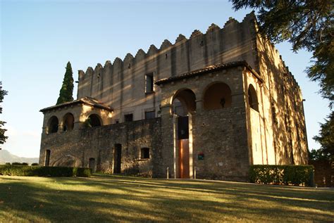 castell de montesquiu  la comarca dosona catalonia castillos museos barcelona espana