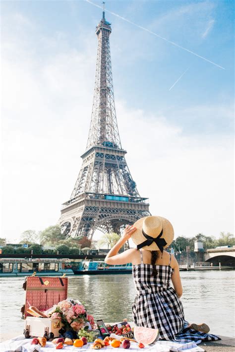 paris travel guide  travel blogger laura lily eiffel tower picnic