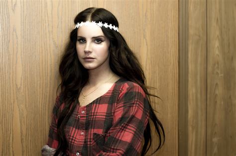 Lana Del Rey Performs New Lust For Life Song Cherry