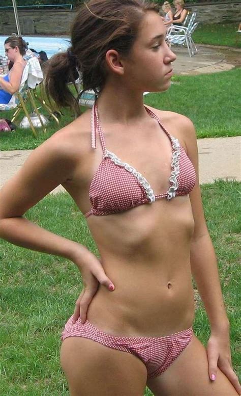 jolies jeunes femmes en bikini pour le plaisir des yeux