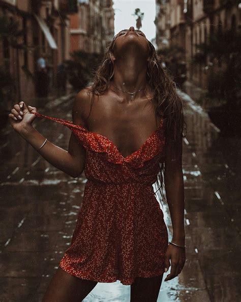 pin by henrique saar on ensaio feminino externo rainy photoshoot