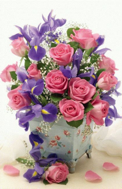 blanco wenskaart paarse bloemen en roze bloemen