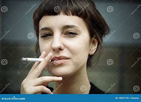 rokende vrouw stock foto image  bruin haar sigaret