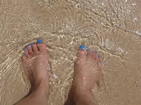 무료 이미지 바닷가 바다 물 모래 대양 피트 휴가 다리 손가락 편하게 하다 휴일 네일 인간의 몸 맨발