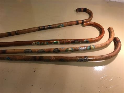 vier oude wandelstokken met  schildjes catawiki wandelstokken stokken