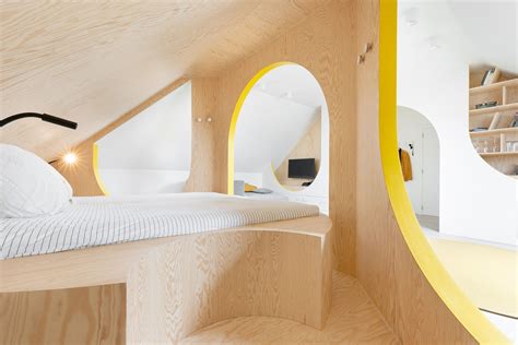 airbnb slapen  vurenhout   loft interior design plywood house  sofa