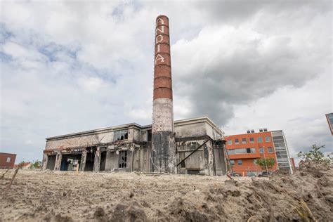 horeca  oude melkfabriek   autos en bebouwing op kavel van afgebrande garage foto