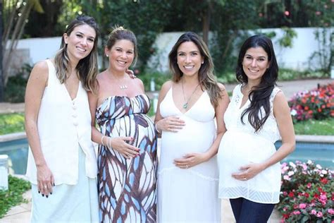 grávidas patricia abravanel e as irmãs posam exibindo suas barrigas