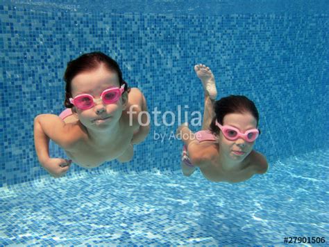 two underwater girls in swimming pool photo libre de droits sur la banque d images