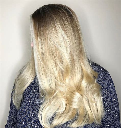 We Cant Stop Staring At This Shiny Blonde Balayage Color On Wavy Hair