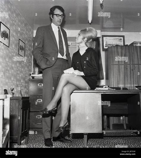 1970er jahren historische sitzt eine sekretärin trägt einen mini rock