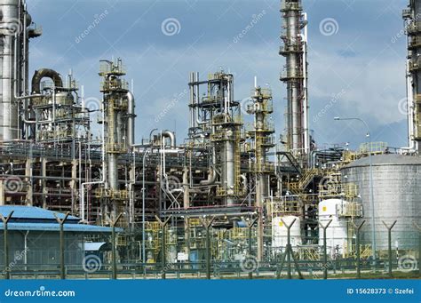 de raffinaderij van de olie stock afbeelding image  diesel gebouw