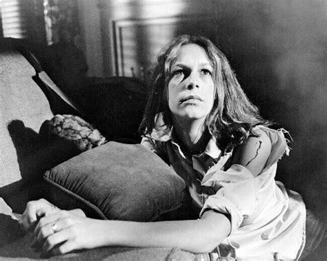 Halloween Jamie Lee Curtis As Laurie Strode Looks Up Hiding By Sofa