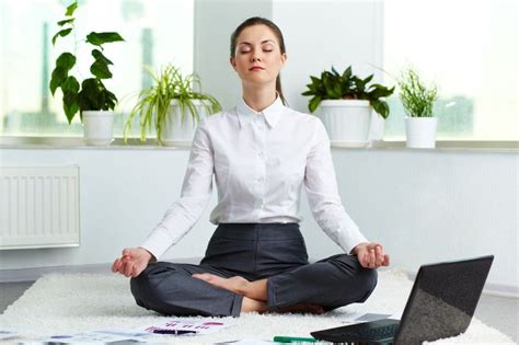met yoga kun je stress op het werk tegengaan deze yoga oefeningen helpen om je ademhaling te