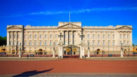queen elizabeth iis home buckingham palace  numbers  surprising facts   knew