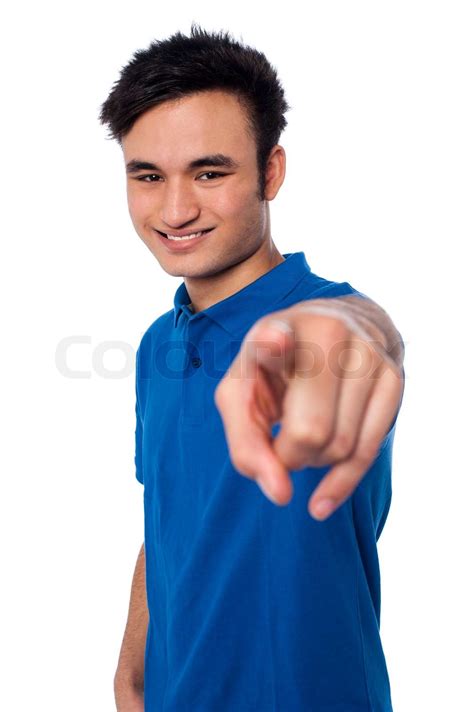 junger mann zeigt mit dem finger auf dich stock bild colourbox