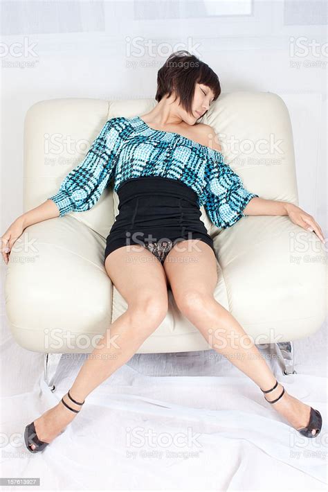 セクシーな女性ミニブラックのスカート ミニスカートのストックフォトや画像を多数ご用意 ミニスカート スカート 女性 istock