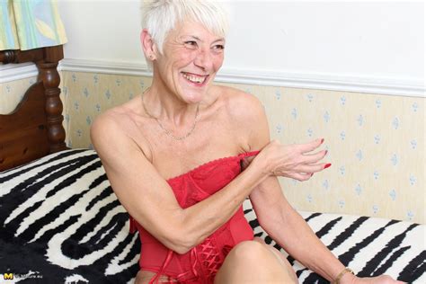 naughty british mature lady getting horny at granny sex pics