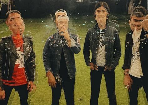 crust punkblack metal band gloemt sign  samstrong records release