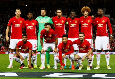 manchester united players pose   team group manchester united