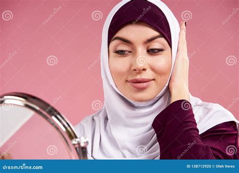 attraktive arabische frau in hijab blicken im spiegel stockfoto bild