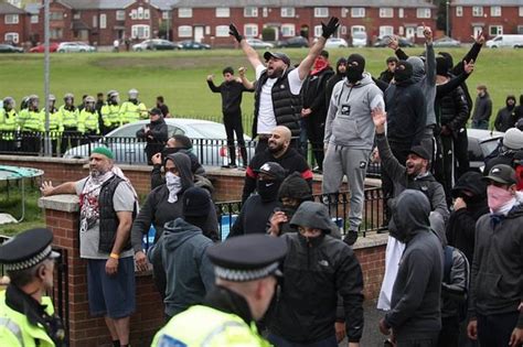 tommy robinson rally hit by violence as riot police swoop