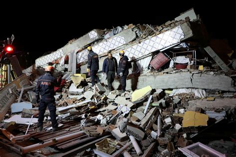 aardbeving turkije  doden  gewonden tientallen onder het puin vandaan gehaald foto