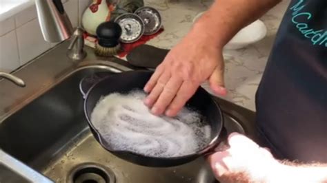 clean  cast iron skillet  salt youtube
