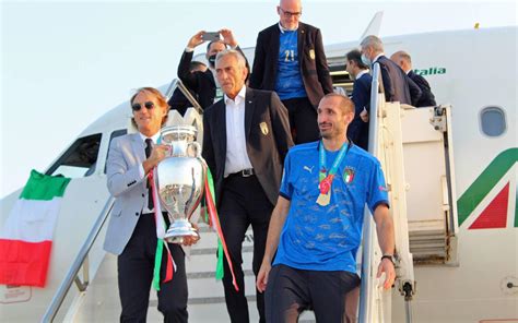 warm welkom italiaanse voetbalploeg op vliegveld rome leeuwarder courant