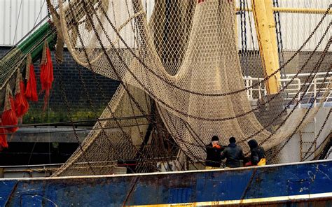 nederlandse kotters mogen toch rond frankrijk blijven vissen leeuwarder courant