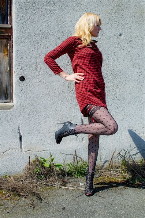 图片素材 女人 路 壁 弹簧 颜色 坐 时尚 服装 淑女 鞋子 艺术 连衣裙 妇女 腿 吊带 鞋类 性感