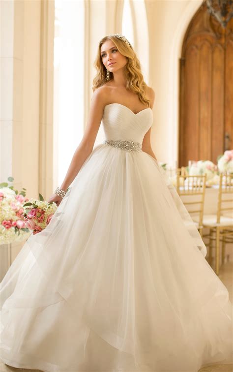 Flattering And Charming Bride Dresses For Special Day