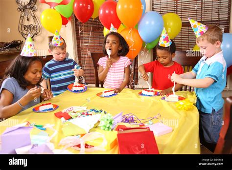 Bambini Con Palloncini Compleanno Immagini E Fotografie Stock Ad Alta