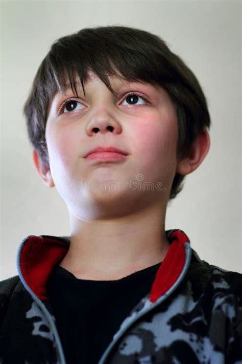 ciemniuteńka młoda ciemna z włosami chłopiec zdjęcie stock obraz