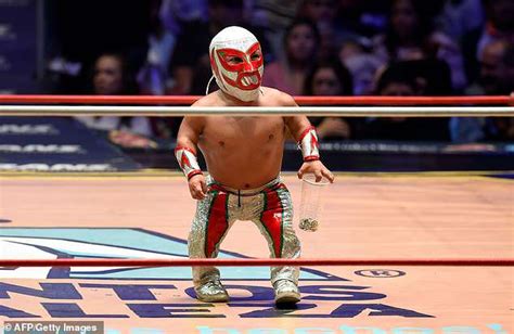 Meet Microman Mexico S Smallest Wrestling Star Daily Mail Online