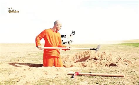 isis video shows prisoner digging his own grave before being beheaded