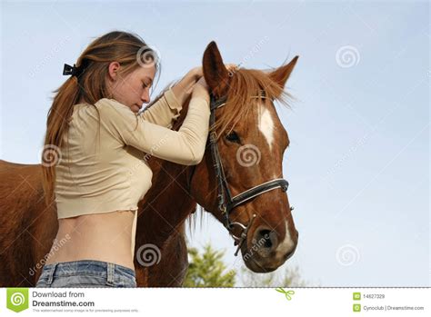 tiener en paard stock afbeelding afbeelding bestaande uit