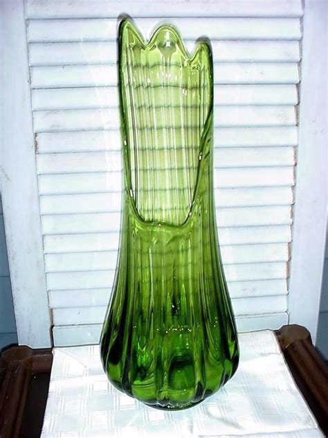 Vtg Mid Century Green Ribbed Swung Stretch Slung Blown Art Glass