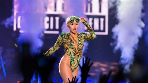 Miley Cyrus Brings Emotion To Her ‘bangerz’ Tour The New York Times
