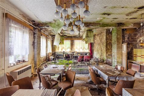 Inside The Dining Hall Of An Abandoned Hotel [2048×1365