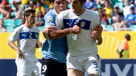 Luis Suarez Bite Uruguayan Striker Tried To Bite Giorgio Chiellini