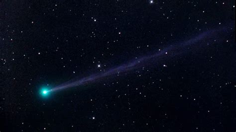 po oblohe prelieta zelena explodujuca kometa takto ju mozete pozorovat