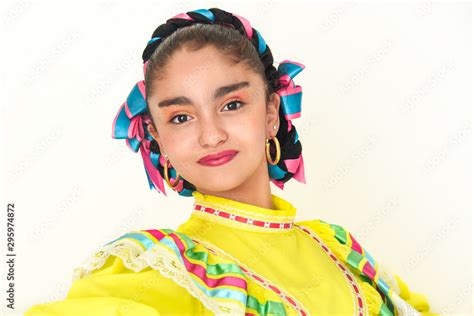 Niña Mexicana Con Traje Amarillo De Jalisco Folklor Y Tradiciones De