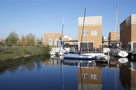 hoofdfoto giek  te almere canal  homes structures